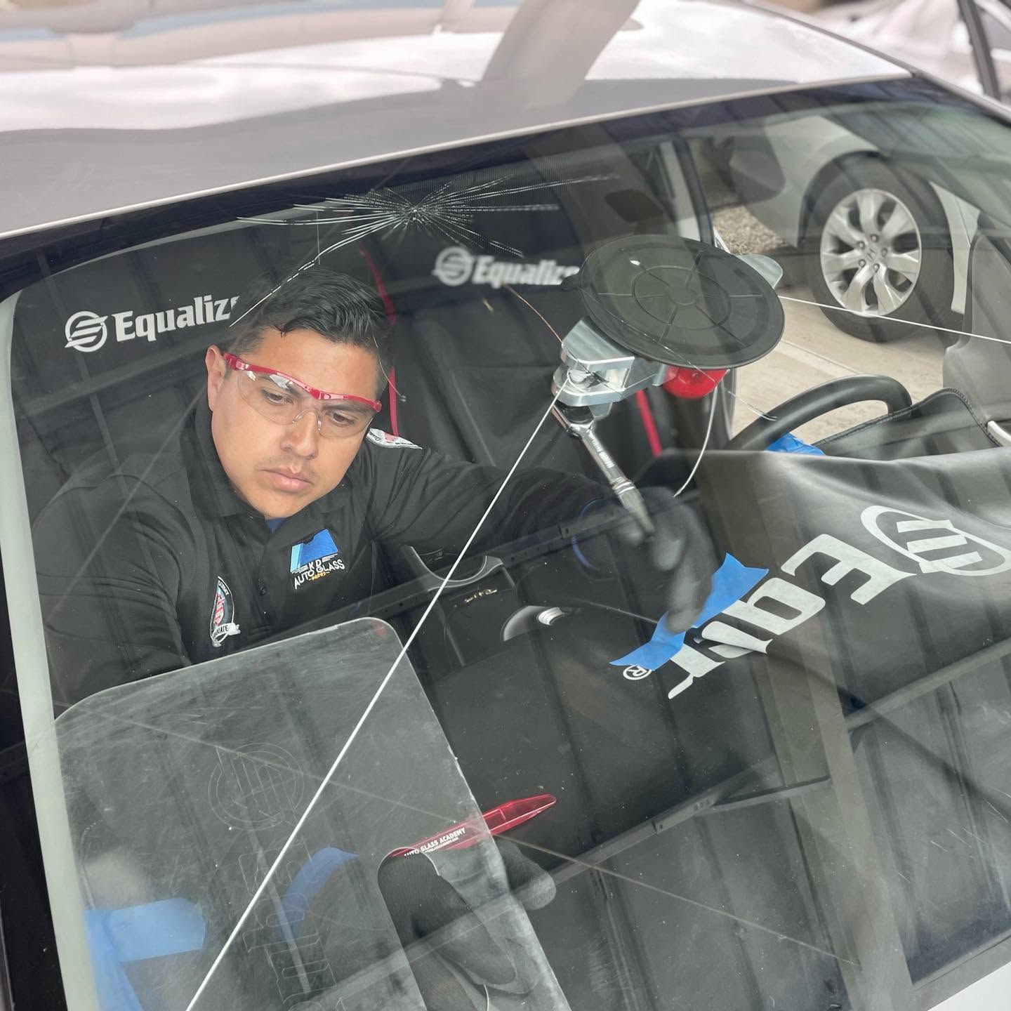Técnico instalando parabrisas en sitio